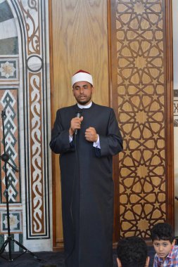 Kahire, Mısır, 31 Mayıs 2022: Cami vaizi İmam, camideki çocuklara yönelik yaz İslami eğitim programı sırasında camide genç Müslüman çocuklara vaaz veriyor.