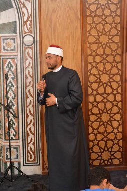 Kahire, Mısır, 31 Mayıs 2022: Cami vaizi İmam, camideki çocuklara yönelik yaz İslami eğitim programı sırasında camide genç Müslüman çocuklara vaaz veriyor.