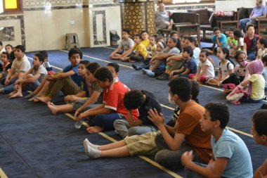 Kahire, Mısır, 31 Mayıs 2022: Cami vaizi İmam, camideki çocuklara yönelik yaz İslami eğitim programı sırasında camide genç Müslüman çocuklara vaaz veriyor.