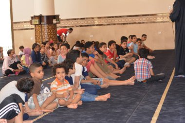 Kahire, Mısır, 31 Mayıs 2022: Cami vaizi İmam, camideki çocuklara yönelik yaz İslami eğitim programı sırasında camide genç Müslüman çocuklara vaaz veriyor.