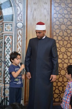 Kahire, Mısır, 31 Mayıs 2022: Cami vaizi İmam, camideki çocuklara yönelik yaz İslami eğitim programı sırasında camide genç Müslüman çocuklara vaaz veriyor.