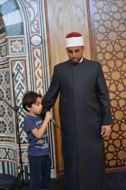 Kahire, Mısır, 31 Mayıs 2022: Cami vaizi İmam, camideki çocuklara yönelik yaz İslami eğitim programı sırasında camide genç Müslüman çocuklara vaaz veriyor.