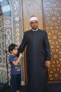 Kahire, Mısır, 31 Mayıs 2022: Cami vaizi İmam, camideki çocuklara yönelik yaz İslami eğitim programı sırasında camide genç Müslüman çocuklara vaaz veriyor.