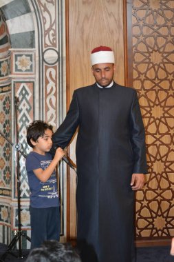 Kahire, Mısır, 31 Mayıs 2022: Cami vaizi İmam, camideki çocuklara yönelik yaz İslami eğitim programı sırasında camide genç Müslüman çocuklara vaaz veriyor.