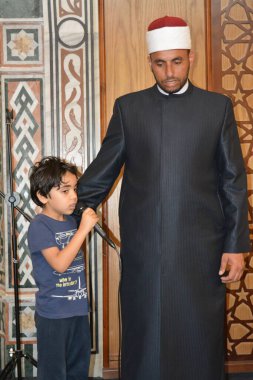 Kahire, Mısır, 31 Mayıs 2022: Cami vaizi İmam, camideki çocuklara yönelik yaz İslami eğitim programı sırasında camide genç Müslüman çocuklara vaaz veriyor.