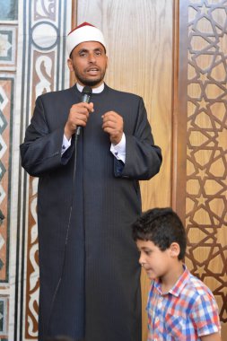 Kahire, Mısır, 31 Mayıs 2022: Cami vaizi İmam, camideki çocuklara yönelik yaz İslami eğitim programı sırasında camide genç Müslüman çocuklara vaaz veriyor.
