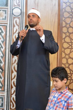 Kahire, Mısır, 31 Mayıs 2022: Cami vaizi İmam, camideki çocuklara yönelik yaz İslami eğitim programı sırasında camide genç Müslüman çocuklara vaaz veriyor.
