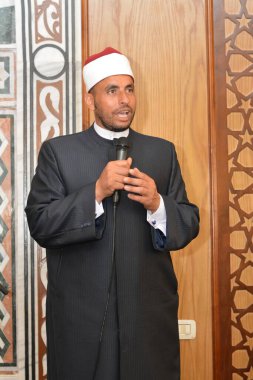 Kahire, Mısır, 31 Mayıs 2022: Cami vaizi İmam, camideki çocuklara yönelik yaz İslami eğitim programı sırasında camide genç Müslüman çocuklara vaaz veriyor.