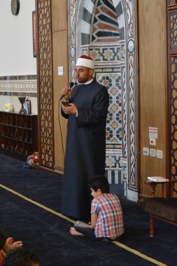 Kahire, Mısır, 31 Mayıs 2022: Cami vaizi İmam, camideki çocuklara yönelik yaz İslami eğitim programı sırasında camide genç Müslüman çocuklara vaaz veriyor.