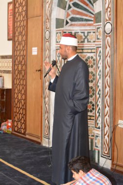 Kahire, Mısır, 31 Mayıs 2022: Cami vaizi İmam, camideki çocuklara yönelik yaz İslami eğitim programı sırasında camide genç Müslüman çocuklara vaaz veriyor.