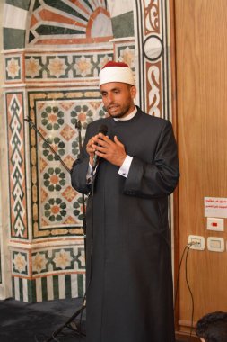 Kahire, Mısır, 31 Mayıs 2022: Cami vaizi İmam, camideki çocuklara yönelik yaz İslami eğitim programı sırasında camide genç Müslüman çocuklara vaaz veriyor.