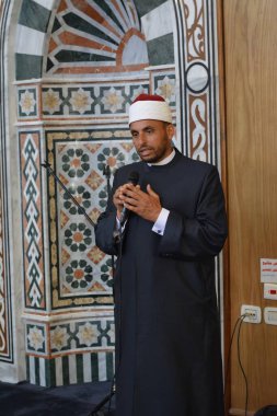 Kahire, Mısır, 31 Mayıs 2022: Cami vaizi İmam, camideki çocuklara yönelik yaz İslami eğitim programı sırasında camide genç Müslüman çocuklara vaaz veriyor.