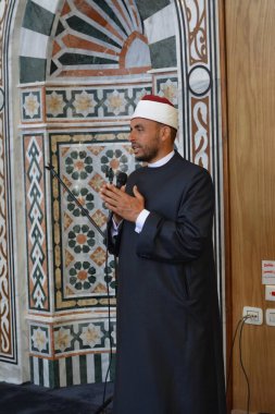 Kahire, Mısır, 31 Mayıs 2022: Cami vaizi İmam, camideki çocuklara yönelik yaz İslami eğitim programı sırasında camide genç Müslüman çocuklara vaaz veriyor.