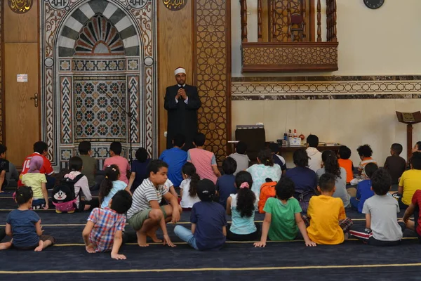 Kahire, Mısır, 31 Mayıs 2022: Cami vaizi İmam, camideki çocuklara yönelik yaz İslami eğitim programı sırasında camide genç Müslüman çocuklara vaaz veriyor.