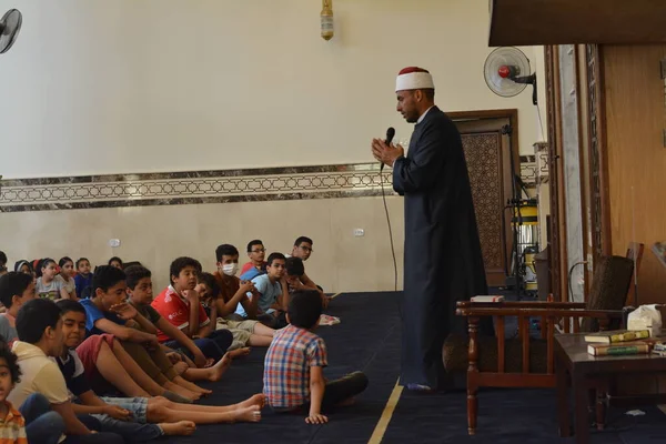 Kahire, Mısır, 31 Mayıs 2022: Cami vaizi İmam, camideki çocuklara yönelik yaz İslami eğitim programı sırasında camide genç Müslüman çocuklara vaaz veriyor.