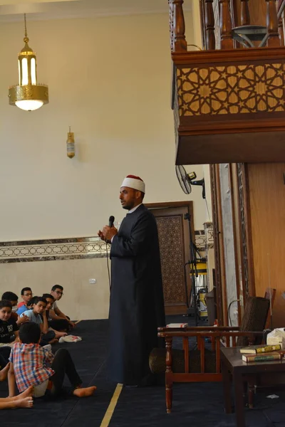 Kahire, Mısır, 31 Mayıs 2022: Cami vaizi İmam, camideki çocuklara yönelik yaz İslami eğitim programı sırasında camide genç Müslüman çocuklara vaaz veriyor.