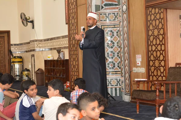 Kahire, Mısır, 31 Mayıs 2022: Cami vaizi İmam, camideki çocuklara yönelik yaz İslami eğitim programı sırasında camide genç Müslüman çocuklara vaaz veriyor.