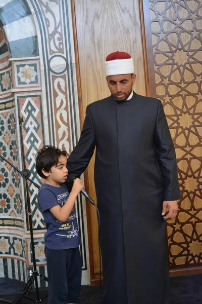Kahire, Mısır, 31 Mayıs 2022: Cami vaizi İmam, camideki çocuklara yönelik yaz İslami eğitim programı sırasında camide genç Müslüman çocuklara vaaz veriyor.