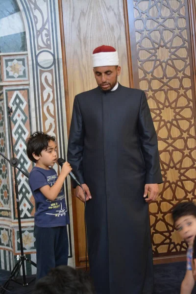 Kahire, Mısır, 31 Mayıs 2022: Cami vaizi İmam, camideki çocuklara yönelik yaz İslami eğitim programı sırasında camide genç Müslüman çocuklara vaaz veriyor.