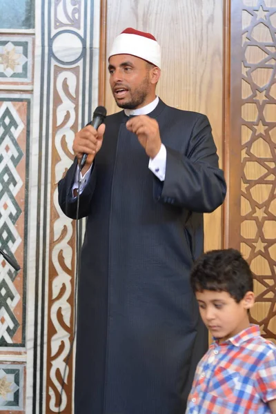 Kahire, Mısır, 31 Mayıs 2022: Cami vaizi İmam, camideki çocuklara yönelik yaz İslami eğitim programı sırasında camide genç Müslüman çocuklara vaaz veriyor.