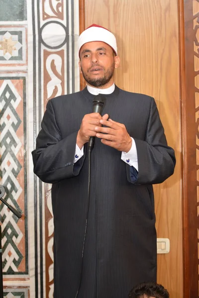 Kahire, Mısır, 31 Mayıs 2022: Cami vaizi İmam, camideki çocuklara yönelik yaz İslami eğitim programı sırasında camide genç Müslüman çocuklara vaaz veriyor.