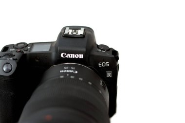Kahire, Mısır, 31 Mayıs 2022: Canon EOS R 'un yakın çekim görüntüsü tam kare aynasız dijital kamera üzerine Canon rf 15-35 mm lens, Canon R aynasının seçici odak noktası beyaz üzerine daha az izole edilmiş kamera