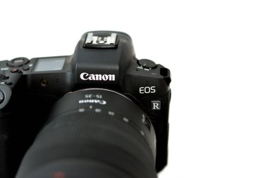 Kahire, Mısır, 31 Mayıs 2022: Canon EOS R 'un yakın çekim görüntüsü tam kare aynasız dijital kamera üzerine Canon rf 15-35 mm lens, Canon R aynasının seçici odak noktası beyaz üzerine daha az izole edilmiş kamera