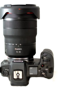 Kahire, Mısır, 31 Mayıs 2022: Canon EOS R 'un üst görüntüsü tam kare aynasız dijital kamera üzerine Canon rf 15-35 mm lens, Canon R aynasının seçici odak noktası beyaz arka planda daha az izole edilmiş kamera