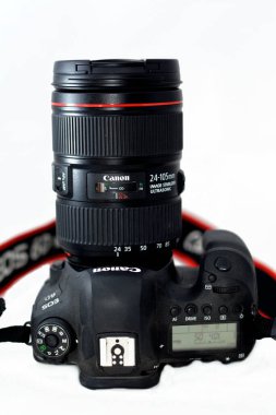 Kahire, Mısır, 31 Mayıs 2022: Canon EOS 6D Mark II 'nin üst görüntüsü DSLR dijital kamera gövdesi Canon Lens 24-105mm USM, Canon EOS 6D Mark 2' nin seçici odak noktası beyaz zemin üzerinde izole edildi