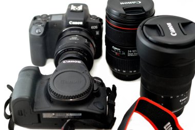 Kahire, Mısır, 31 Mayıs 2022: Canon EOS R tam kare aynasız dijital kamera Canon rf 15-35 mm lens ve Canon EOS 6D Mark II tam kare Canon Lens EF 24-105 mm izole edilmiş dijital kamera gövdesi