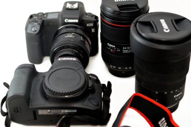 Kahire, Mısır, 31 Mayıs 2022: Canon EOS R tam kare aynasız dijital kamera Canon rf 15-35 mm lens ve Canon EOS 6D Mark II tam kare Canon Lens EF 24-105 mm izole edilmiş dijital kamera gövdesi