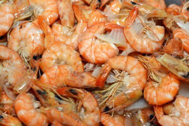 Sıcak buharda pişirilmiş gri karides, soğan dilimleri, sarımsaklı kimyon ve sıcak buharda pişirilmiş tuz, seçici deniz ürünleri, buharda pişirilmiş karides, servis edilmeye hazır.