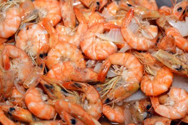 Sıcak buharda pişirilmiş gri karides, soğan dilimleri, sarımsaklı kimyon ve sıcak buharda pişirilmiş tuz, seçici deniz ürünleri, buharda pişirilmiş karides, servis edilmeye hazır.