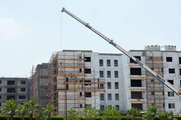 2022年6月6日 埃及开罗 Hassan Allam公司作为埃及房地产项目的一部分 建造了一座配备工人脚手架和建筑工地起重机的现代化多层建筑 — 图库照片