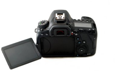 Kahire, Mısır, 11 Haziran 2022: Canon EOS 6D Mark II 'nin arka görüntüsü DSLR dijital kamera gövdesi üzerine iliştirilmiş bir lens olmadan, seçici odak noktası olan Canon EOS 6D Mark 2 beyaz arka planda izole edildi