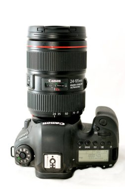 Kahire, Mısır, 11 Haziran 2022: Canon EOS 6D Mark II 'nin üst görüntüsü DSLR dijital kamera gövdesi Canon Lens 24-105mm USM, Canon EOS 6D Mark 2' nin seçici odak noktası beyaz zemin üzerinde izole edildi