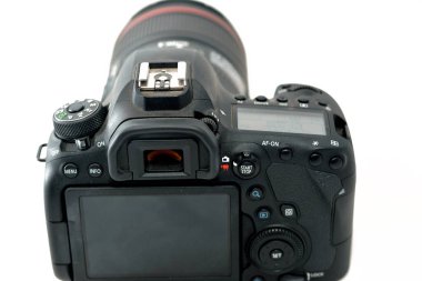 Kahire, Mısır, 11 Haziran 2022: Canon EOS 6D Mark II 'nin arka görüntüsü DSLR dijital kamera gövdesi Canon Lens 24-105mm USM, Canon EOS 6D Mark 2' nin seçici odak noktası beyaz zemin üzerinde izole edildi