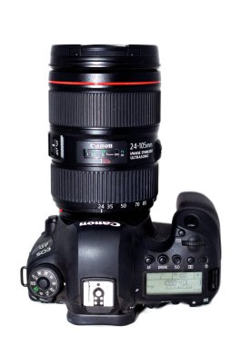 Kahire, Mısır, 11 Haziran 2022: Canon EOS 6D Mark II 'nin üst görüntüsü DSLR dijital kamera gövdesi Canon Lens 24-105mm USM, Canon EOS 6D Mark 2' nin seçici odak noktası beyaz zemin üzerinde izole edildi