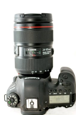 Kahire, Mısır, 11 Haziran 2022: Canon EOS 6D Mark II 'nin üst görüntüsü DSLR dijital kamera gövdesi Canon Lens 24-105mm USM, Canon EOS 6D Mark 2' nin seçici odak noktası beyaz zemin üzerinde izole edildi