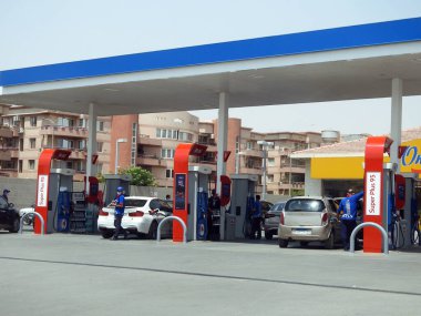 Kahire, Mısır, 6 Haziran 2022: Mobil doğalgaz ve petrol istasyonunun seçici odak noktası, Mobil ExxonMobil şirketinin küresel petrol endüstrisi için bir benzin istasyonu.