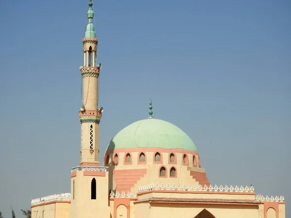 Yeşil Kubbesi Minaresi Olan Açık Mavi Güneşli Bir Yaz Gökyüzüne — Stok fotoğraf