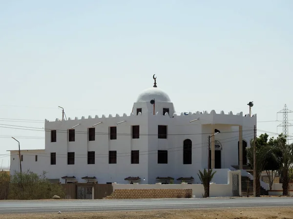 Une Mosquée Blanche Sur Côté Une Autoroute Avec Dôme Blanc — Photo