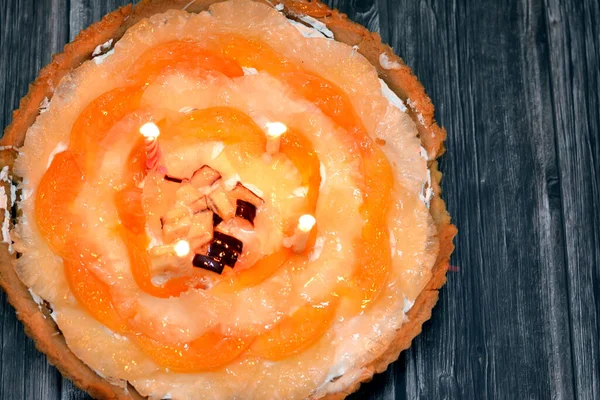 Pastel Tarta Frutas Con Velas Cumpleaños Con Trozos Manzana Fresca — Foto de Stock