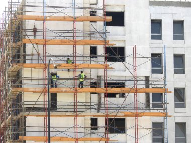 Kahire, Mısır, 6 Haziran 2022: Mısır gayrimenkul projelerinin bir parçası olarak, inşaat alanının seçici odak noktası olarak, işçilerin yer aldığı yeni ve modern çoklu katlı bir binanın inşaat sahası.