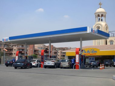 Kahire, Mısır, 6 Haziran 2022: Mobil doğalgaz ve petrol istasyonunun seçici odak noktası, Mobil ExxonMobil şirketinin küresel petrol endüstrisi için bir benzin istasyonu.