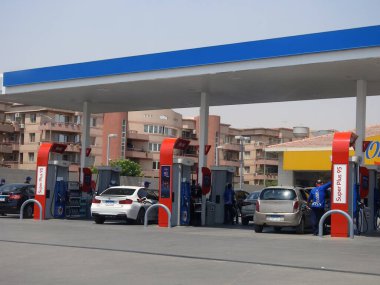 Kahire, Mısır, 6 Haziran 2022: Mobil doğalgaz ve petrol istasyonunun seçici odak noktası, Mobil ExxonMobil şirketinin küresel petrol endüstrisi için bir benzin istasyonu.