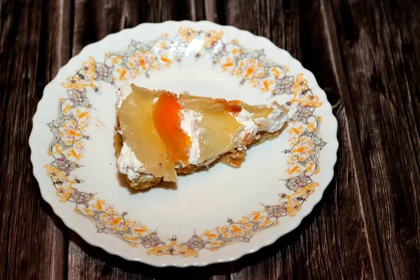 Una Fetta Torta Crostata Frutta Tropicale Con Pezzi Freschi Mela — Foto Stock