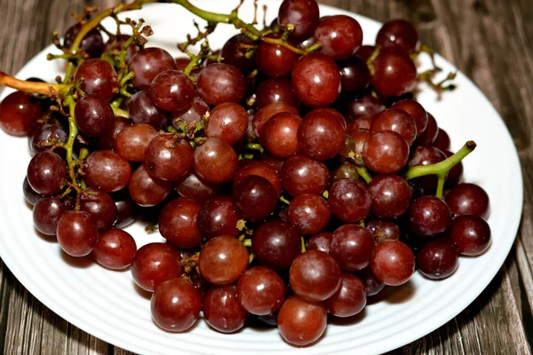 Pilha Frutas Frescas Uvas Vermelhas Isoladas Placa Branca Isolada Fundo — Fotografia de Stock