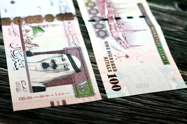 사우디아라비아의 100 압둘라 아지즈 국왕의 지폐를 현금으로 교환한다 — 스톡 사진