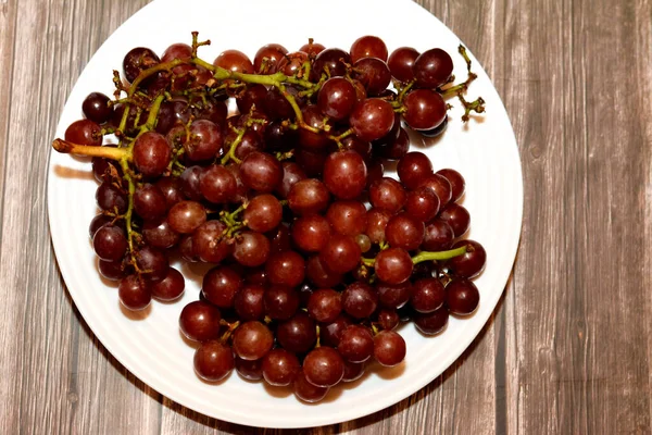 Pila Uvas Rojas Frescas Fruta Aislada Plato Blanco Aislado Sobre — Foto de Stock